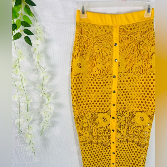Yellow Embroidered Stretch Waist Long Lined Skirt Size Small Zipper Closure. - Picture 4 of 12